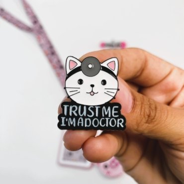 BROCHE TRUST ME I AM A DOCTOR