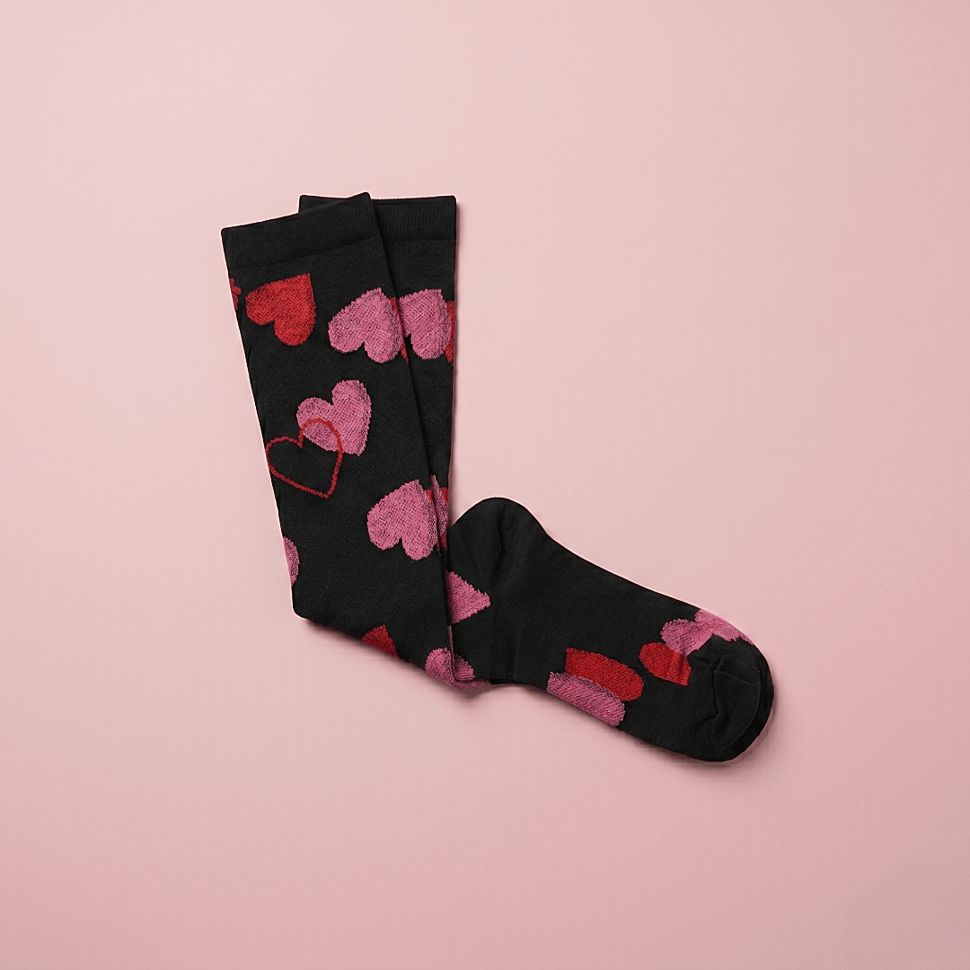 Medias de Compresión Color Negra con Corazones Rosados