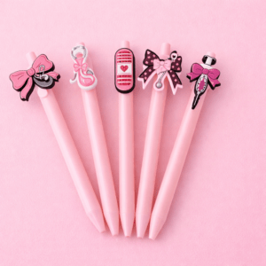 Lapiceros moños y fonendos rosas